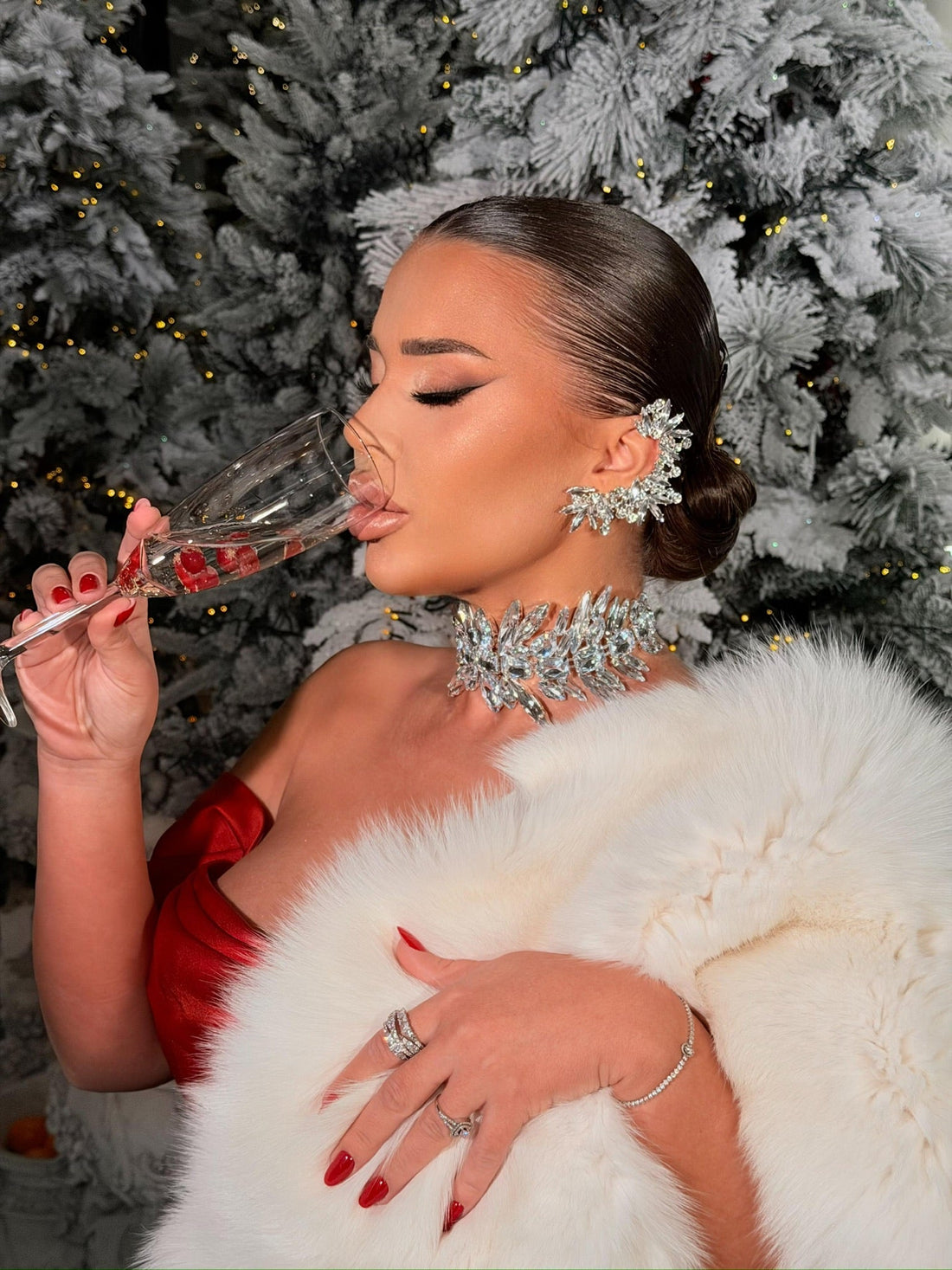 Crăciun glam: Andra Voloș în roșu couture by OUTFITFLOWS