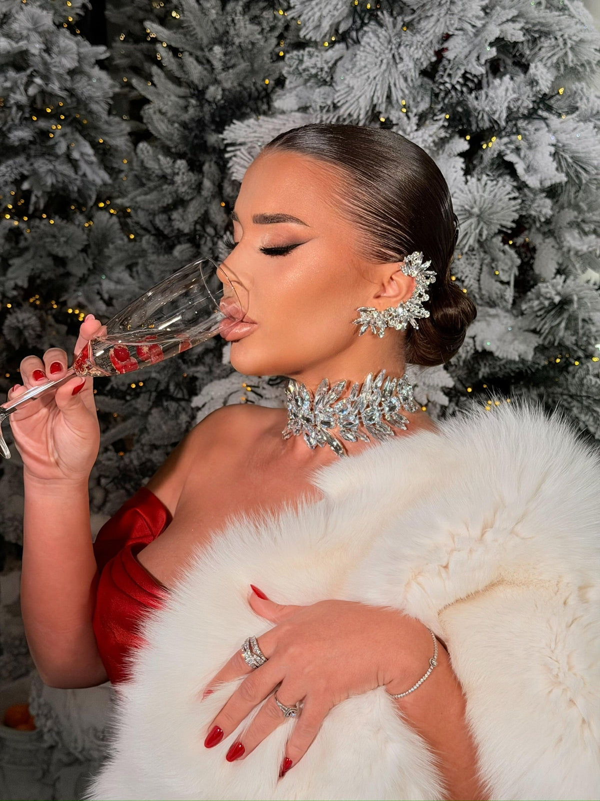 Crăciun glam: Andra Voloș în roșu couture by OUTFITFLOWS